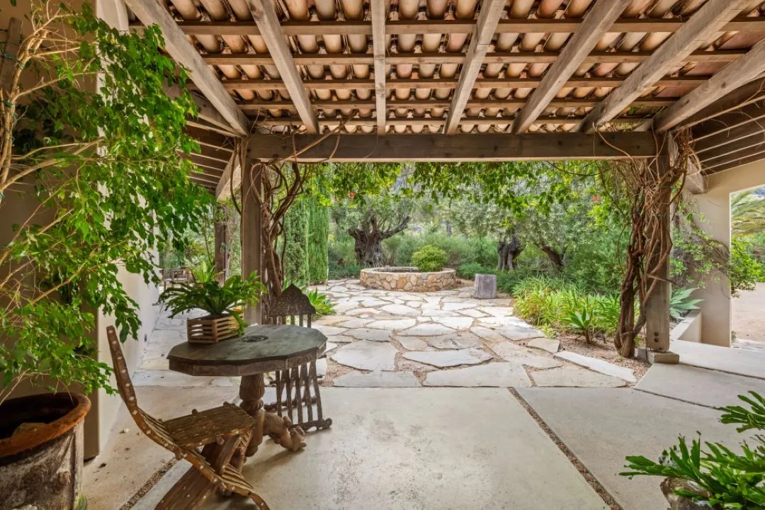 An outdoor sitting area where natural stones are used